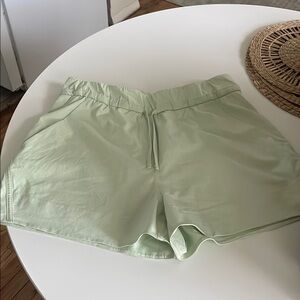 Lululemon Medium Light Green Women's Shorts Pockets